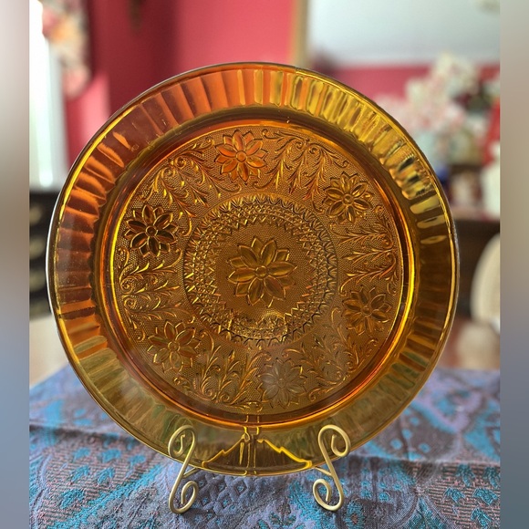 Stunning Vintage Tiara Sandwich Design on 13” Indiana Amber Glass Cake Plate - Picture 3 of 11